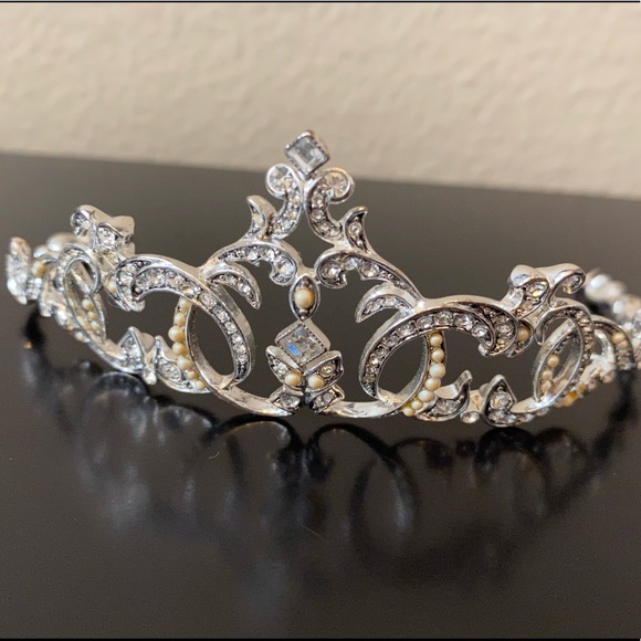 Accessories - Gorgeous Rhinestone Pearl Tiara / Wedding / Prom.